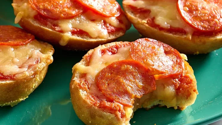 Simple and Delicious Easy Mini Bagel Pizzas Recipe for Beginners